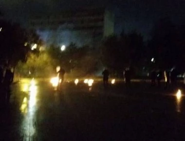 Μολότοφ στα γραφεία του ΣΥΡΙΖΑ στη Θεσσαλονίκη (βίντεο)